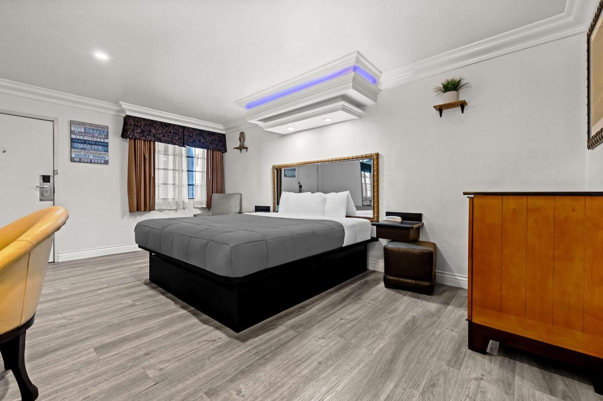 Rodeway Inn Санта-Ана Экстерьер фото